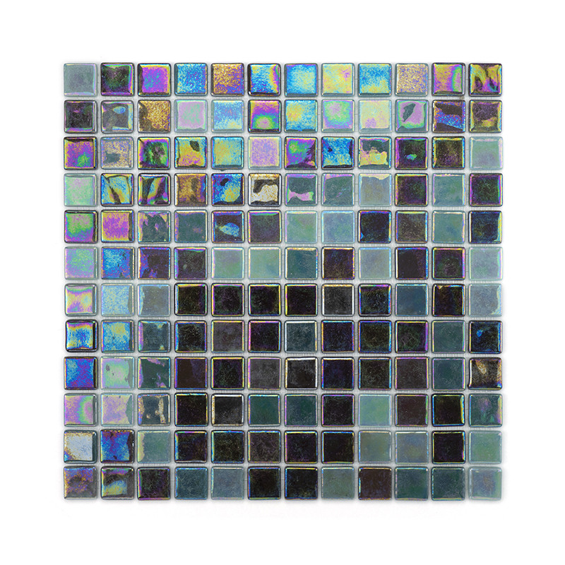 Os ladrilhos de mosaico brilham, exibindo cores iridescentes, criando um padrão vibrante contra um fundo branco neutro.