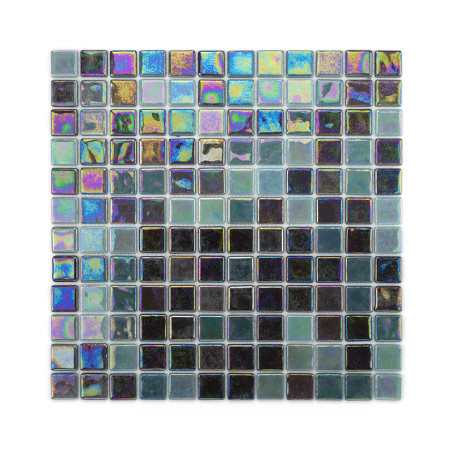 Mosaikfliesen schimmern in schillernden Farben und bilden ein lebendiges Muster vor einem neutralen, weißen Hintergrund.