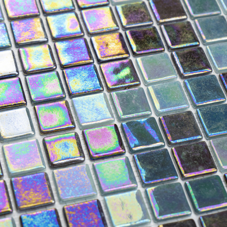 Quadratische Fliesen reflektieren schillernde Farben und erzeugen in einer Gitteranordnung ein schimmerndes Muster auf einer ebe