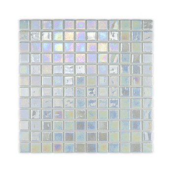 Vierkante glastegels glinsteren met iriserende tinten, waardoor een reflecterend, kleurrijk patroon ontstaat binnen een rasterin