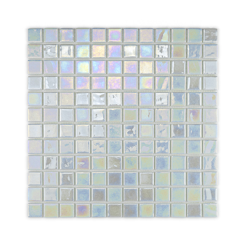 Quadratische Glasfliesen schimmern in schillernden Farbtönen und erzeugen ein reflektierendes, farbenfrohes Muster innerhalb ein