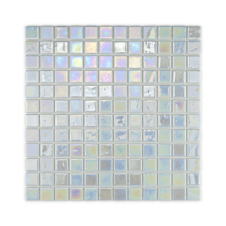 Vierkante glastegels glinsteren met iriserende tinten, waardoor een reflecterend, kleurrijk patroon ontstaat binnen een rasterin
