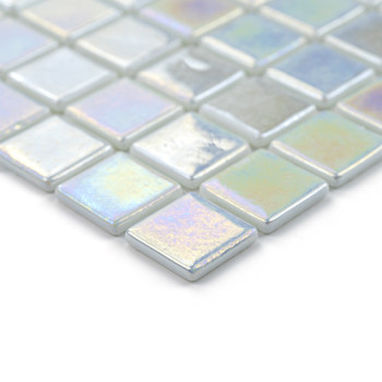 Schillernde Glasfliesen schimmern, in einem Gittermuster angeordnet, und erzeugen ein reflektierendes, farbenfrohes Mosaik auf e