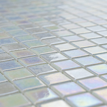 Ladrilhos de vidro iridescentes refletem a luz, criando um efeito cintilante em uma superfície plana em um padrão de grade geomé