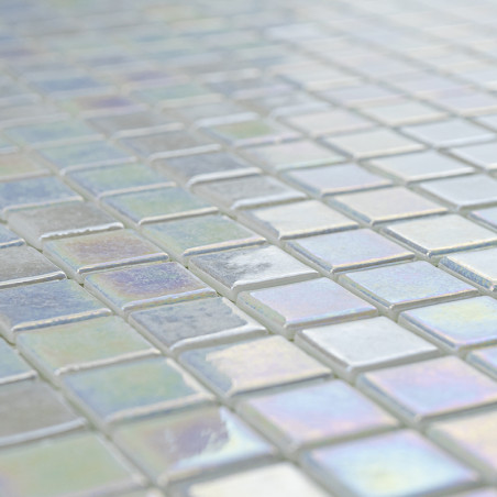 Ladrilhos de vidro iridescentes refletem a luz, criando um efeito cintilante em uma superfície plana em um padrão de grade geomé