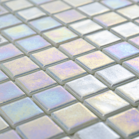 Quadratische Glasfliesen schimmern, reflektieren Regenbogenfarben in sanftem Licht und bilden eine gemusterte Oberfläche mit sub Quadratische Glasfliesen schimmern, reflektieren Regenbogenfarben in sanftem Licht und bilden eine gemusterte Oberfläche mit sub