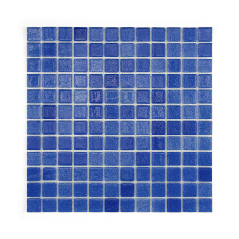 Azulejos cuadradas de vidrio azul dispuestas uniformemente, formando una cuadrícula estampada, reflejando la luz en un diseño si