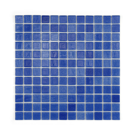 Vierkante blauwe glastegels die uniform zijn gerangschikt en een raster met patronen vormen, dat licht reflecteert in een eenvou Vierkante blauwe glastegels die uniform zijn gerangschikt en een raster met patronen vormen, dat licht reflecteert in een eenvou