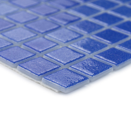 Blauwe vierkante tegels vormen een glasmozaïek dat licht reflecteert en in een rasterpatroon op een vlak oppervlak is gerangschi Blauwe vierkante tegels vormen een glasmozaïek dat licht reflecteert en in een rasterpatroon op een vlak oppervlak is gerangschi