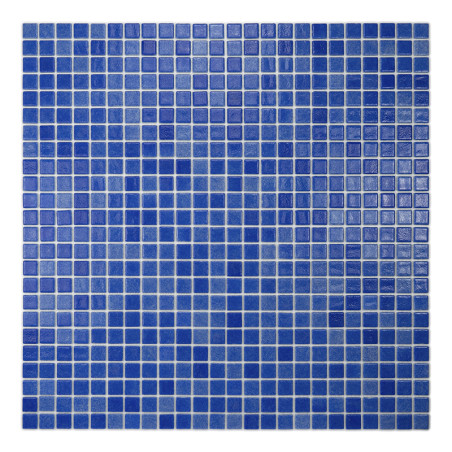 Blaue Glasfliesen bilden ein Gittermuster, das das Licht subtil reflektiert und so eine gleichmäßige, lebendige Oberfläche schaf