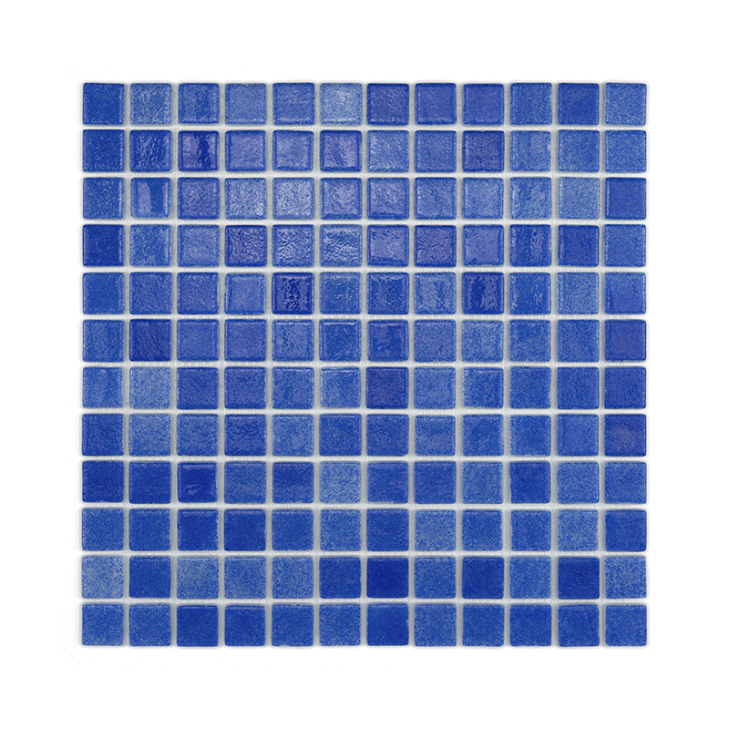 Un mosaico de vidrio azul con pequeños azulejos cuadrados, dispuestos en una cuadrícula uniforme, sobre un fondo blanco liso.