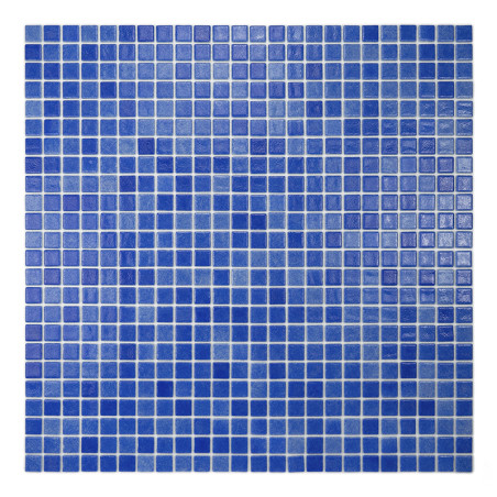 Pequenos ladrilhos de vidro azul formam um padrão geométrico, criando um mosaico vibrante em um arranjo estruturado em forma de 