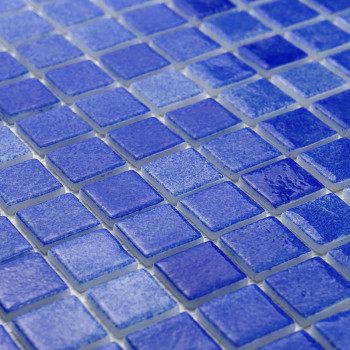 Carreaux de verre bleu émaillé disposés systématiquement, créant une surface texturée et réfléchissante selon un motif en grille