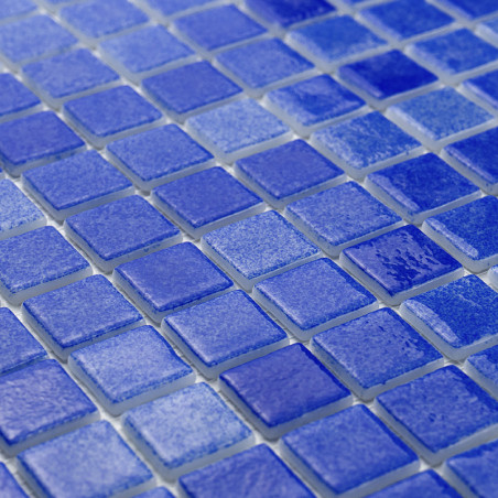 Geglazuurde blauwe glastegels zijn systematisch gerangschikt, waardoor een gestructureerd, reflecterend oppervlak in een rasterp Geglazuurde blauwe glastegels zijn systematisch gerangschikt, waardoor een gestructureerd, reflecterend oppervlak in een rasterp