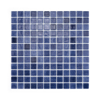 Les carreaux de mosaïque de verre bleu forment une grille disposée uniformément, réfléchissant la lumière dans différentes nuanc