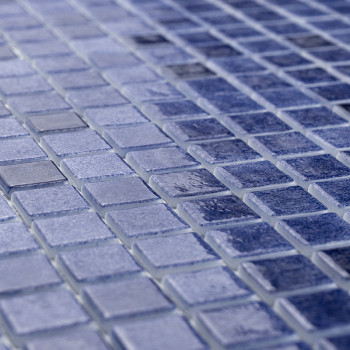 Kleine blauwe glastegels creëren een glinsterend mozaïek, dat het licht in verschillende tinten reflecteert en een rustig watert