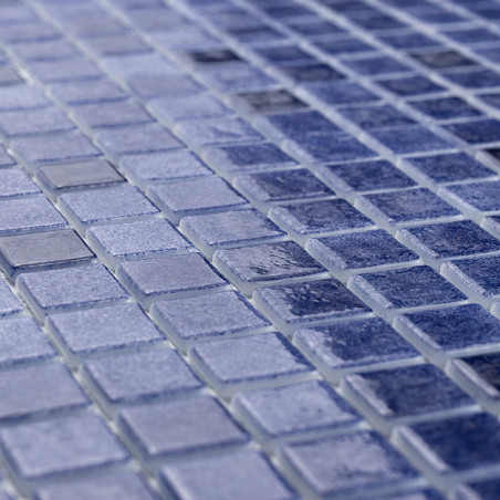 Kleine blaue Glasfliesen bilden ein schimmerndes Mosaik, das Licht in verschiedenen Farbtönen reflektiert und an eine ruhige Was Kleine blaue Glasfliesen bilden ein schimmerndes Mosaik, das Licht in verschiedenen Farbtönen reflektiert und an eine ruhige Was
