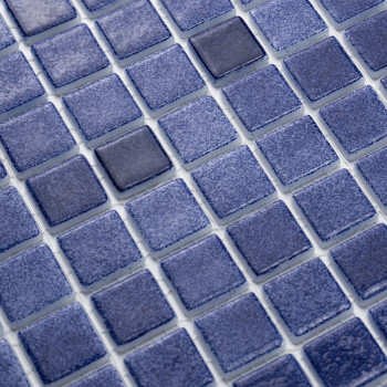 Blauwe glastegels vormen een uniform patroon, waardoor een gestructureerd oppervlak ontstaat in een rasterachtig mozaïekarrangem