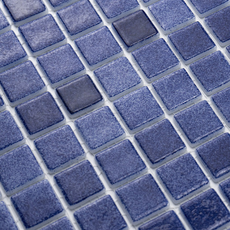 Blaue Glasfliesen bilden ein einheitliches Muster und erzeugen eine strukturierte Oberfläche in einer gitterartigen Mosaikanordn Blaue Glasfliesen bilden ein einheitliches Muster und erzeugen eine strukturierte Oberfläche in einer gitterartigen Mosaikanordn
