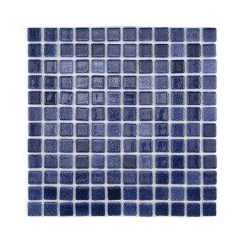 Les carreaux de mosaïque de verre bleu forment un motif de grille, créant une surface décorative chatoyante pour le design intér