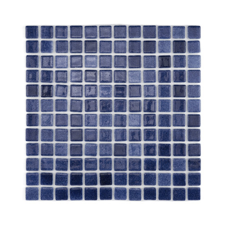 Blauwe glasmozaïektegels vormen een rasterpatroon en creëren een glinsterend, decoratief oppervlak voor binnen- of buitenontwerp