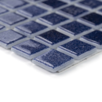 Les carreaux de verre bleu posés uniformément, réfléchissant la lumière, forment un motif mosaïque élégant sur une surface plane