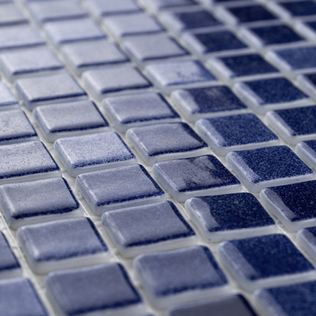 Les carreaux carrés bleus forment un motif de grille, créant une surface texturée dans un dégradé subtil dans un décor intérieur