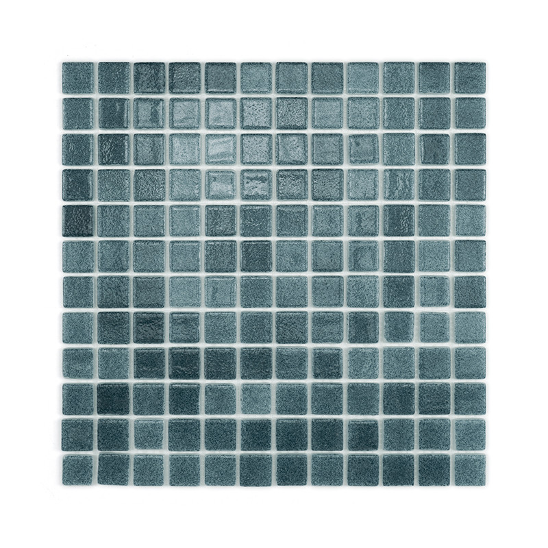 Quadratische Glasmosaikfliesen, die in einem Raster angeordnet sind, variieren in Blautönen und erzeugen eine strukturierte, ref
