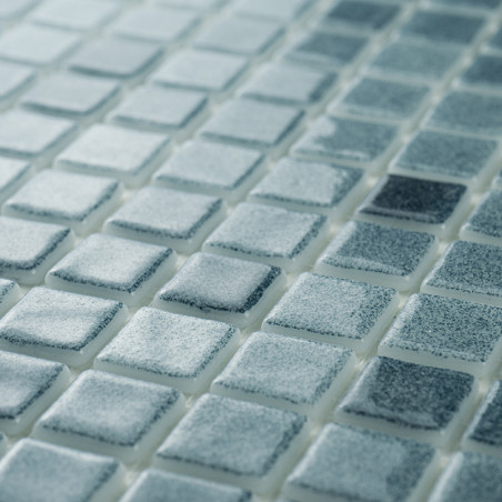 Glasmozaïektegels vertonen verschillende blauwtinten, waardoor een glinsterend effect ontstaat in omgevingslicht op een vlak, un