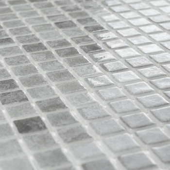 Los azulejos cuadrados brillan, dispuestos en filas uniformes, creando un patrón de superficie reflectante en un diseño de mosai