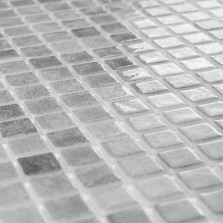Les carreaux carrés scintillent, disposés en rangées uniformes, créant un motif de surface réfléchissant dans un design en mosaï