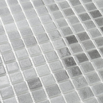 Los azulejos de vidrio forman un patrón de cuadrícula texturizado brillante, que refleja la luz sutilmente en un diseño monocrom