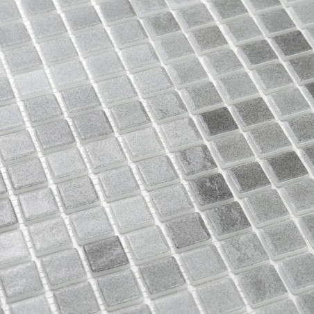 Glazen tegels vormen een glanzend, gestructureerd rasterpatroon en reflecteren het licht op subtiele wijze in een monochrome, ne