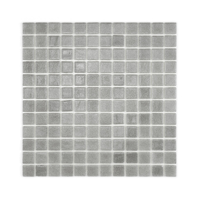 Os mosaicos de vidro cinza são dispostos uniformemente para formar um padrão quadrado, criando uma superfície reflexiva e textur