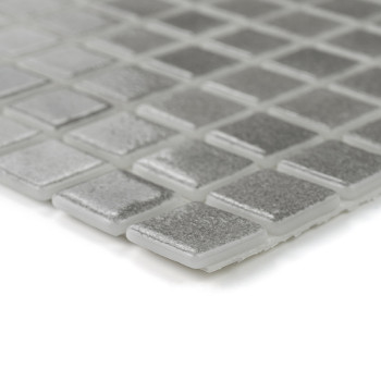 Ladrilhos de vidro quadrados formam um mosaico prateado cintilante, refletindo a luz, dispostos em um padrão de grade contra uma