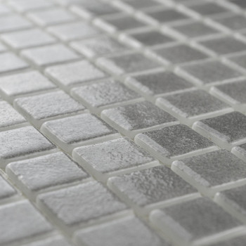 Los azulejos de vidrio se encuentran planas, reflejando la luz sutilmente, dispuestas en un ordenado patrón de cuadrícula, crean