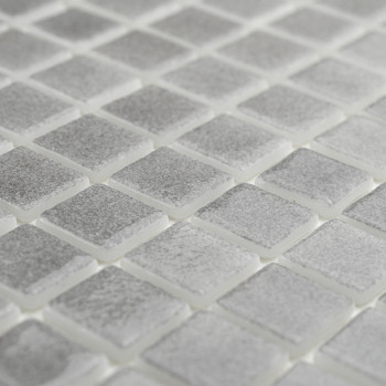 Quadratische Glasfliesen schimmern dezent und bilden ein strukturiertes Mosaikmuster. ordentlich in einem gleichmäßigen Raster a