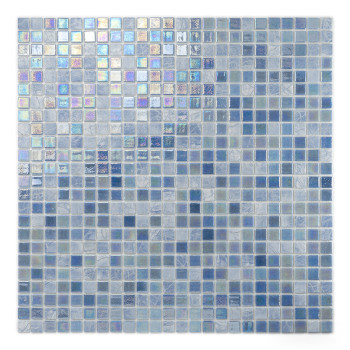 Bunte Glasfliesen schimmern und reflektieren das Licht und bilden ein Mosaik, das in einem Farbverlauf aus Blautönen und schille