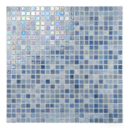 Bunte Glasfliesen schimmern und reflektieren das Licht und bilden ein Mosaik, das in einem Farbverlauf aus Blautönen und schille Bunte Glasfliesen schimmern und reflektieren das Licht und bilden ein Mosaik, das in einem Farbverlauf aus Blautönen und schille