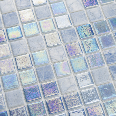 Schillernde Glasfliesen schimmern und reflektieren mehrfarbiges Licht inmitten eines Gitters aus matten, steinähnlichen Quadrate Schillernde Glasfliesen schimmern und reflektieren mehrfarbiges Licht inmitten eines Gitters aus matten, steinähnlichen Quadrate