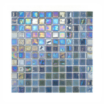 Les carreaux de verre carrés présentant des teintes irisées reflètent la lumière, disposés selon un motif en grille, créant un e