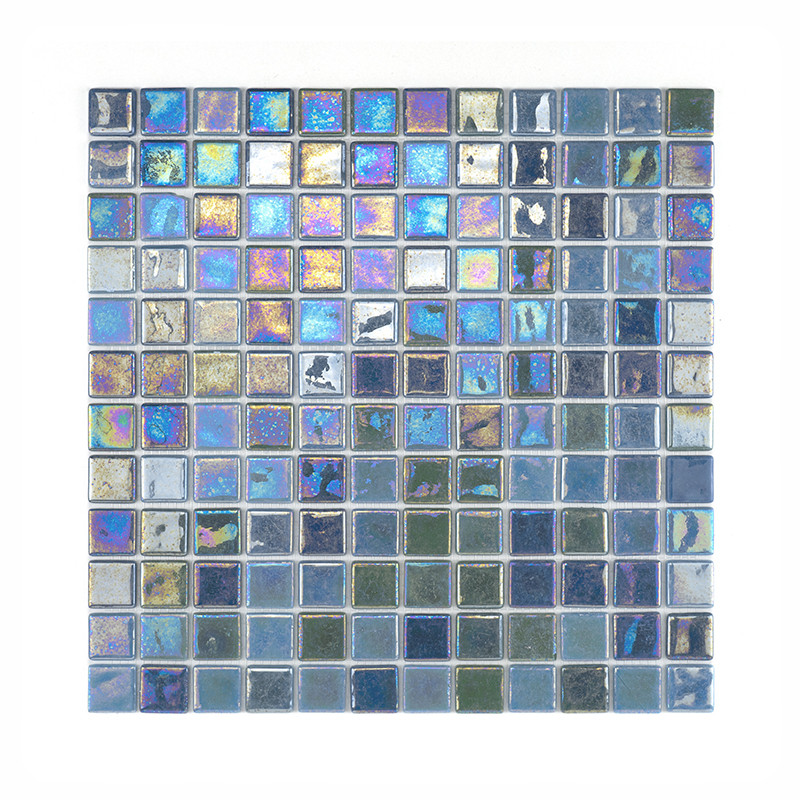 Vierkante glastegels met iriserende tinten reflecteren het licht, gerangschikt in een rasterpatroon, waardoor een glinsterend ef