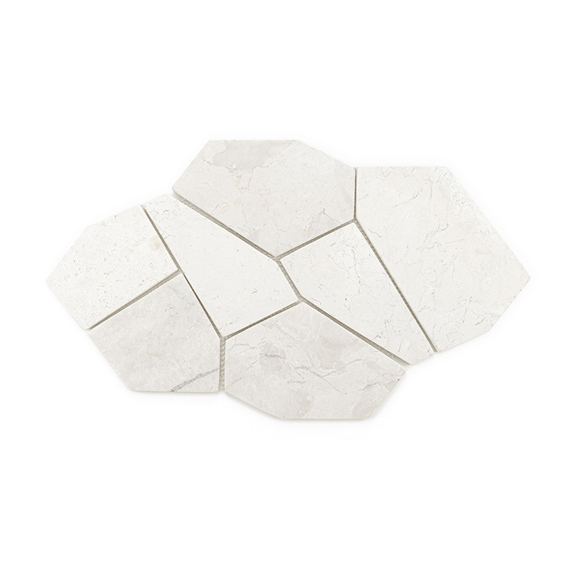 Os ladrilhos de pedra entrelaçam-se, formando um padrão geométrico irregular sobre um fundo branco liso, realçando o interesse e