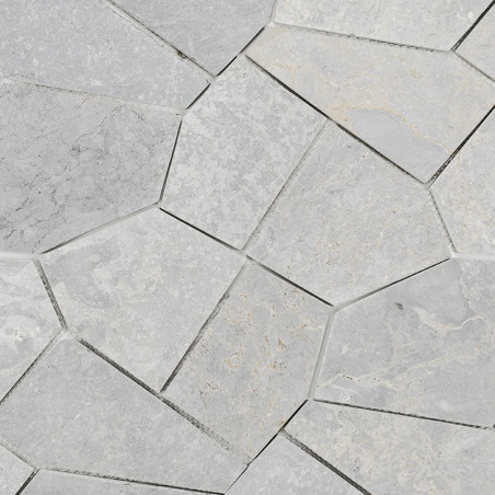 Los azulejos de piedra gris, dispuestas en un patrón geométrico irregular, crean un mosaico entrelazado en el piso o la pared de