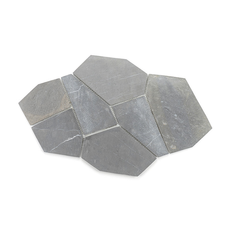 Graue Steinfliesenstücke, angeordnet in einem ineinandergreifenden geometrischen Muster auf einem schlichten weißen Hintergrund.