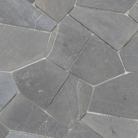 Os ladrilhos de pedra formam um padrão irregular e angular em uma superfície lisa e levemente reflexiva, criando um efeito visua Os ladrilhos de pedra formam um padrão irregular e angular em uma superfície lisa e levemente reflexiva, criando um efeito visua