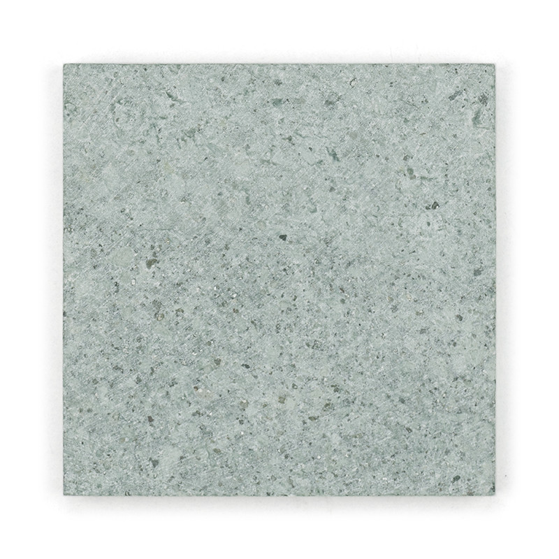 Graue Steinfliese, die flach aufliegt und ein strukturiertes, gesprenkeltes Muster mit subtilen Variationen in Farbton und Farbe