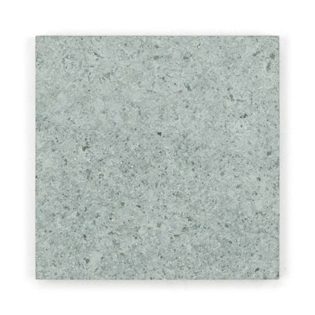 Baldosa de piedra gris, plana, que muestra un patrón texturizado y moteado con sutiles variaciones de tono y color.