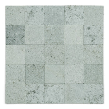 Les carreaux de pierre grise forment un motif en grille, présentant des taches et de légères variations de couleur, créant un ef