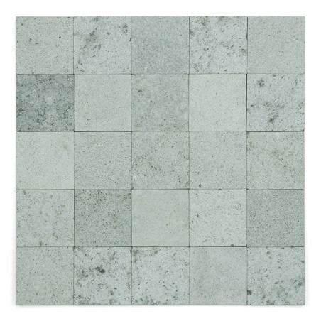 Los azulejos de piedra gris forman un patrón de cuadrícula, exhibiendo motas y una ligera variación de color, creando un efecto 